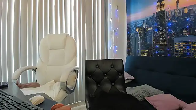 Snapshot of ashleymilf_1 chatting on February 19, 10:09 pm ashleymilf 1 online show from February 19, 10:09 pm