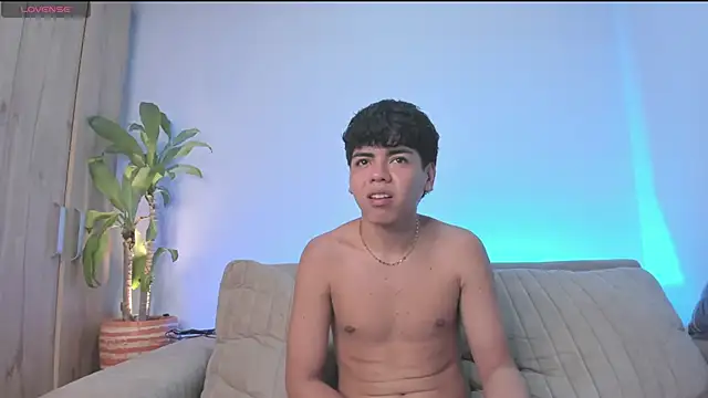 Snapshot of tomdrew69 chatting on October 24, 4:42 am tomdrew69 online show from October 24, 4:42 am