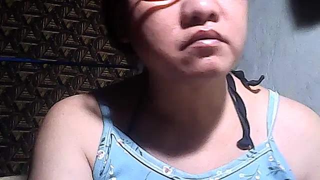 Snapshot of sweetsosie18 chatting on April 19, 8:35 am sweetsosie18 online show from April 19, 8:35 am
