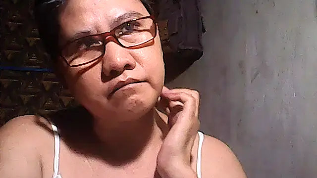 Snapshot of sweetsosie18 chatting on May 2, 3:39 pm sweetsosie18 online show from May 2, 3:39 pm