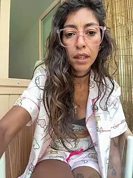 Snapshot of amanilouve chatting on April 18, 8:51 am amanilouve online show from April 18, 8:51 am