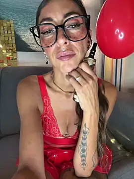 Snapshot of amanilouve chatting on May 10, 8:58 pm amanilouve online show from May 10, 8:58 pm