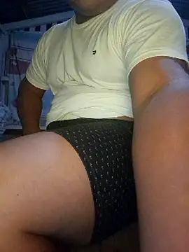 Snapshot of Efrain2090 chatting on December 24, 1:06 am Efrain2090 online show from December 24, 1:06 am