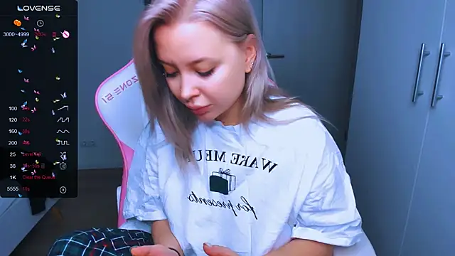 MonaLauu online show from December 26, 11:32 am