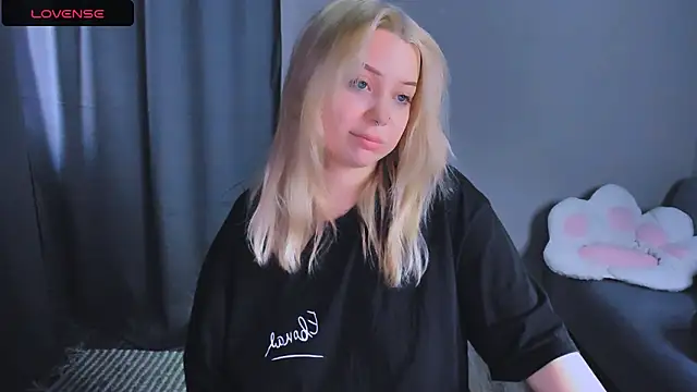 MonaLauu online show from December 15, 9:02 am