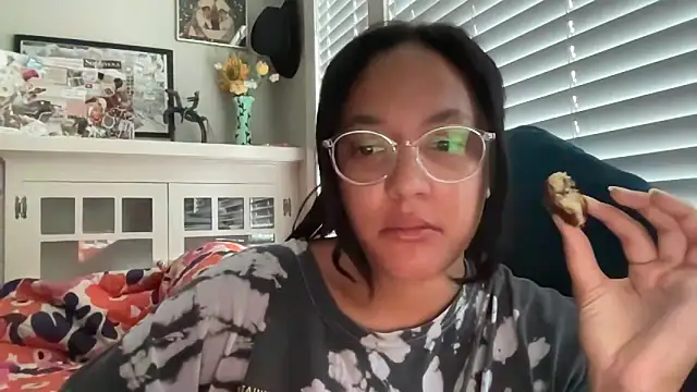 dreamyriri online show from April 18, 1:59 pm