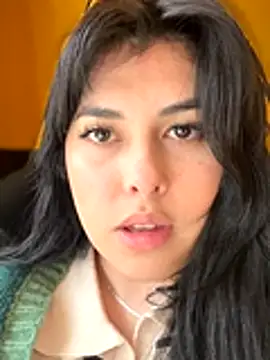 Alyaa s online show from October 25, 9:42 pm