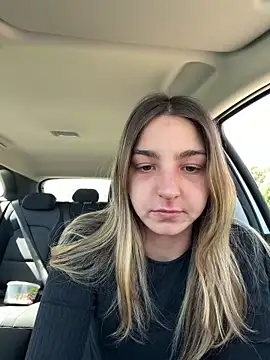 DoriDeluxe66 online show from April 10, 10:09 am