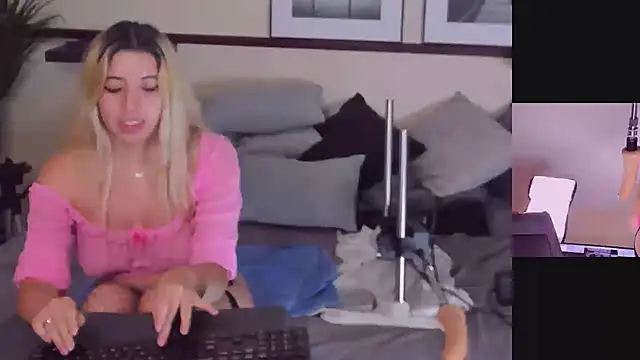 Snapshot of Lizzy_Lace chatting on January 11, 6:56 am Lizzy Lace online show from January 11, 6:56 am