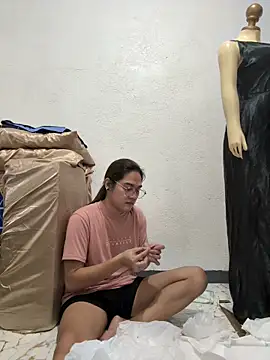 Snapshot of MarieLoveGlamorous chatting on April 23, 4:09 pm MarieLoveGlamorous online show from April 23, 4:09 pm