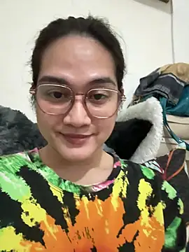 Snapshot of MarieLoveGlamorous chatting on May 7, 6:24 pm MarieLoveGlamorous online show from May 7, 6:24 pm