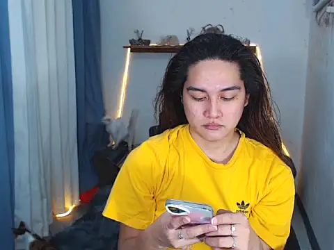 Snapshot of MarieLoveGlamorous chatting on May 8, 1:27 pm MarieLoveGlamorous online show from May 8, 1:27 pm