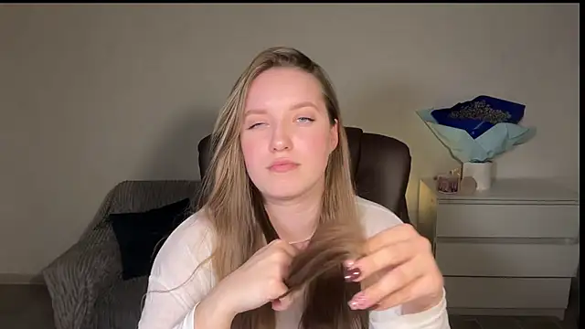 EvaMaddison online show from April 13, 5:18 pm