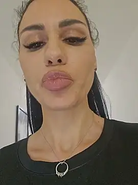Snapshot of Lorettelorena chatting on June 27, 12:22 pm Lorettelorena online show from June 27, 12:22 pm