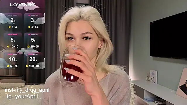 Snapshot of MyApril chatting on November 5, 3:28 am MyApril online show from November 5, 3:28 am