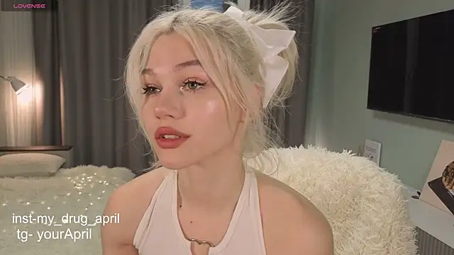 Snapshot of MyApril chatting on November 6, 12:28 pm MyApril online show from November 6, 12:28 pm