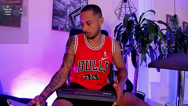 Snapshot of Sweet_Alessandre chatting on November 15, 7:43 pm Sweet Alessandre online show from November 15, 7:43 pm