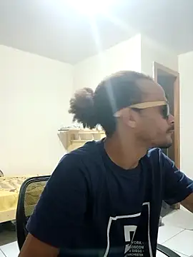 Snapshot of JamesQuaresma chatting on February 10, 4:19 am JamesQuaresma online show from February 10, 4:19 am