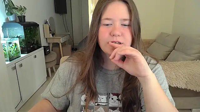 Snapshot of remirann_ chatting on March 18, 7:41 am remirann online show from March 18, 7:41 am