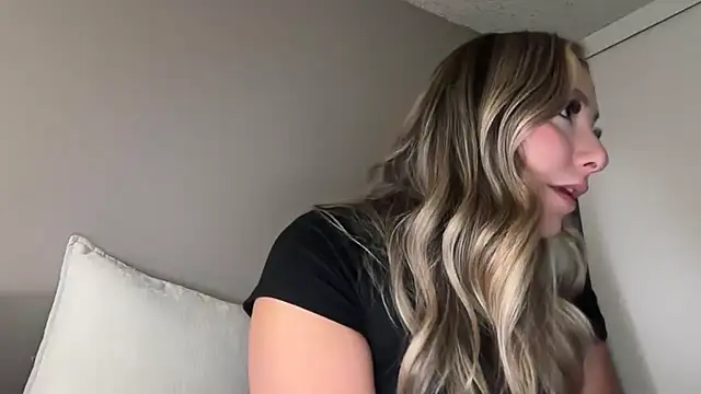 Snapshot of lustfulsmiles chatting on May 8, 11:21 pm lustfulsmiles online show from May 8, 11:21 pm