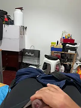 Snapshot of Alerandro00 chatting on February 10, 1:03 am Alerandro00 online show from February 10, 1:03 am