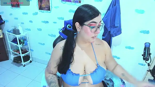 Snapshot of OnlyBluex chatting on December 19, 2:07 am OnlyBluex online show from December 19, 2:07 am