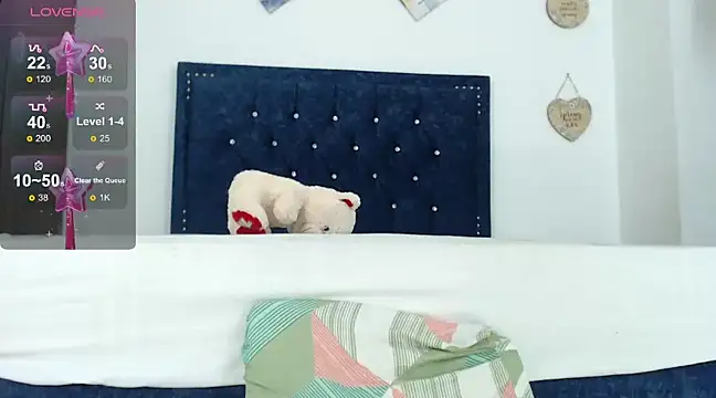 Snapshot of QueenSquirt_ chatting on December 10, 8:27 pm QueenSquirt online show from December 10, 8:27 pm