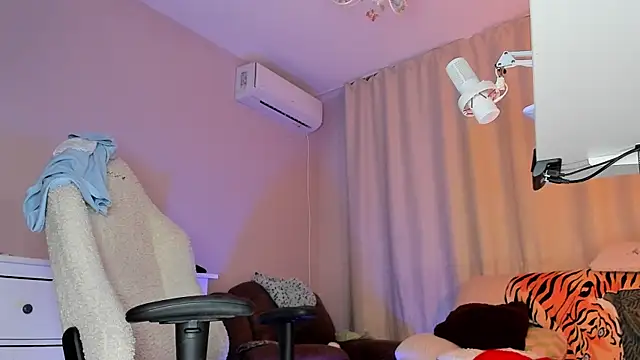 EmilyAden online show from April 15, 7:58 pm