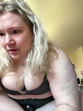 Snapshot of PiggyRose chatting on April 18, 3:49 pm PiggyRose online show from April 18, 3:49 pm