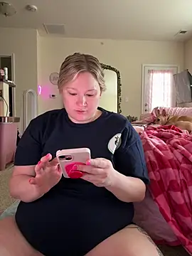 Snapshot of PiggyRose chatting on April 25, 4:37 pm PiggyRose online show from April 25, 4:37 pm