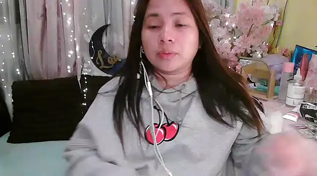 Snapshot of OhmyPinay chatting on December 19, 2:01 am OhmyPinay online show from December 19, 2:01 am