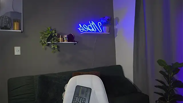 Snapshot of HannahEvanss chatting on October 11, 4:16 pm HannahEvanss online show from October 11, 4:16 pm