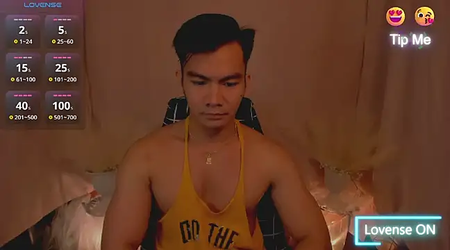 Snapshot of 000batman000 chatting on December 6, 11:25 pm 000batman000 online show from December 6, 11:25 pm