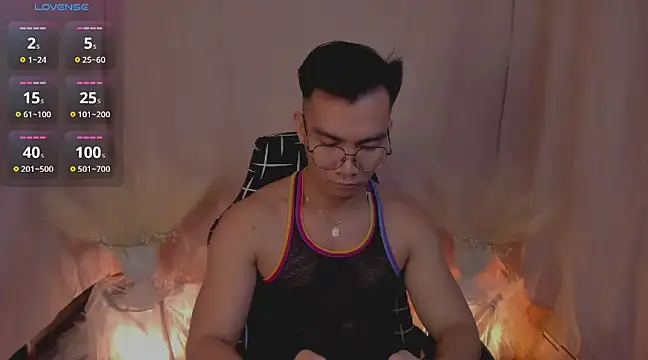 Snapshot of 000batman000 chatting on December 11, 4:18 am 000batman000 online show from December 11, 4:18 am