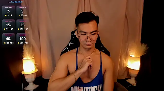 Snapshot of 000batman000 chatting on February 17, 12:32 am 000batman000 online show from February 17, 12:32 am