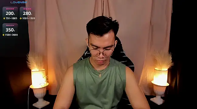 Snapshot of 000batman000 chatting on February 19, 1:40 am 000batman000 online show from February 19, 1:40 am