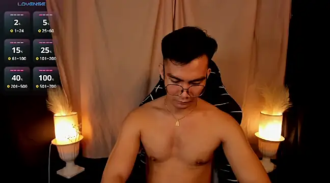 Snapshot of 000batman000 chatting on February 19, 4:44 am 000batman000 online show from February 19, 4:44 am