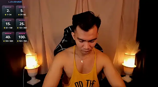 Snapshot of 000batman000 chatting on February 19, 1:06 pm 000batman000 online show from February 19, 1:06 pm