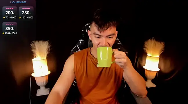 Snapshot of 000batman000 chatting on March 5, 12:33 pm 000batman000 online show from March 5, 12:33 pm