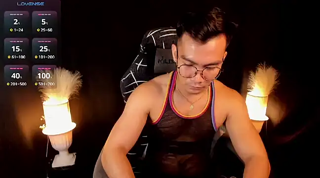 Snapshot of 000batman000 chatting on March 13, 3:54 am 000batman000 online show from March 13, 3:54 am