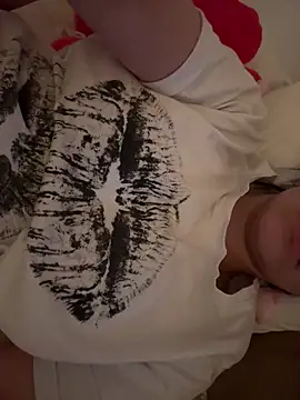 Prettylilgirll online show from April 15, 1:40 pm