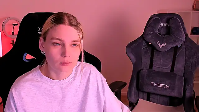 Snapshot of hotblonds chatting on December 13, 4:22 am hotblonds online show from December 13, 4:22 am