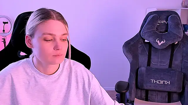 Snapshot of hotblonds chatting on December 13, 8:09 am hotblonds online show from December 13, 8:09 am