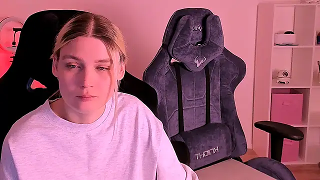 Snapshot of hotblonds chatting on December 19, 6:34 am hotblonds online show from December 19, 6:34 am