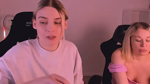 Snapshot of hotblonds chatting on December 31, 5:40 pm hotblonds online show from December 31, 5:40 pm