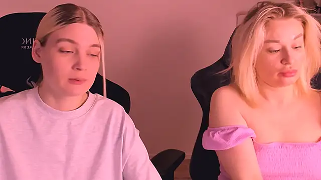 Snapshot of hotblonds chatting on January 1, 1:37 pm hotblonds online show from January 1, 1:37 pm