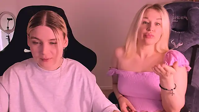 Snapshot of hotblonds chatting on January 2, 4:35 pm hotblonds online show from January 2, 4:35 pm