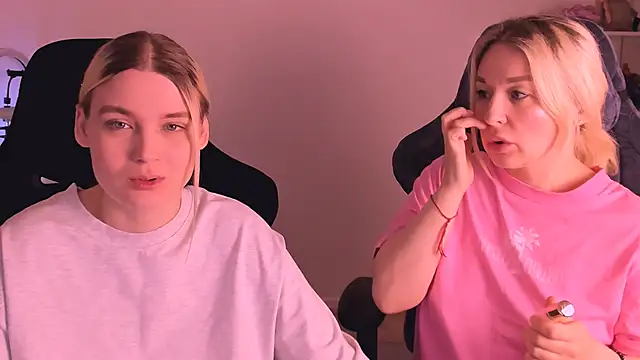 Snapshot of hotblonds chatting on January 3, 2:30 pm hotblonds online show from January 3, 2:30 pm