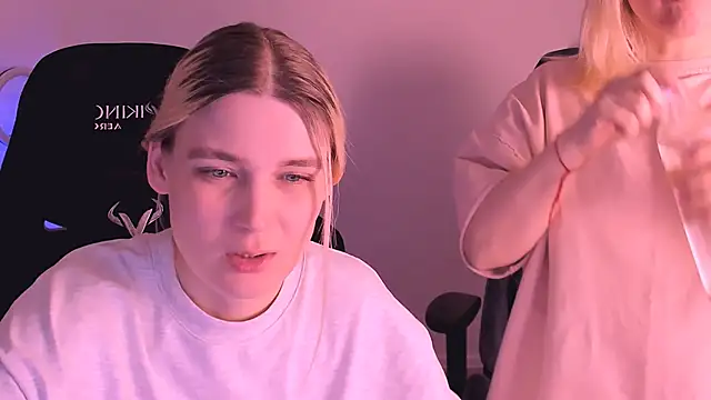 Snapshot of hotblonds chatting on January 5, 6:35 pm hotblonds online show from January 5, 6:35 pm