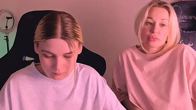 Snapshot of hotblonds chatting on January 6, 2:04 am hotblonds online show from January 6, 2:04 am